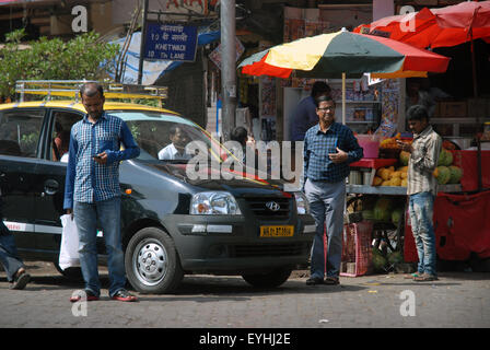 Il famoso nero e giallo taxi di Mumbai, India. Foto Stock