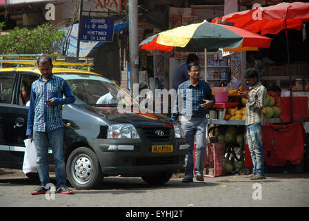 Il famoso nero e giallo taxi di Mumbai, India. Foto Stock