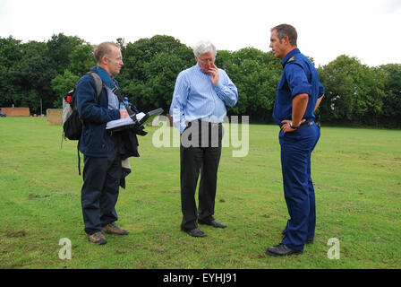 La televisione presentatore John Craven interviste sergente Ian Craven presso la Polizia Metropolitana di addestramento del cane stabilimento, Keston. Foto Stock