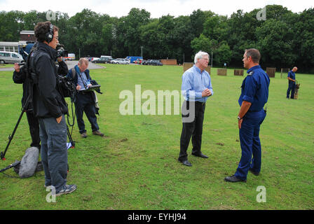 La televisione presentatore John Craven interviste sergente Ian Craven presso la Polizia Metropolitana di addestramento del cane stabilimento, Keston. Foto Stock