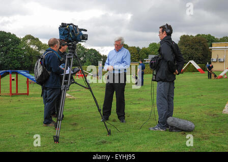 La televisione presentatore John Craven interviste sergente Ian Craven presso la Polizia Metropolitana di addestramento del cane stabilimento, Keston. Foto Stock