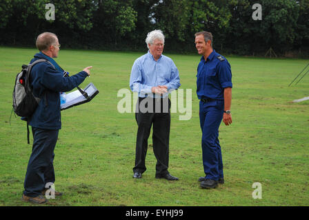 La televisione presentatore John Craven interviste sergente Ian Craven presso la Polizia Metropolitana di addestramento del cane stabilimento, Keston. Foto Stock