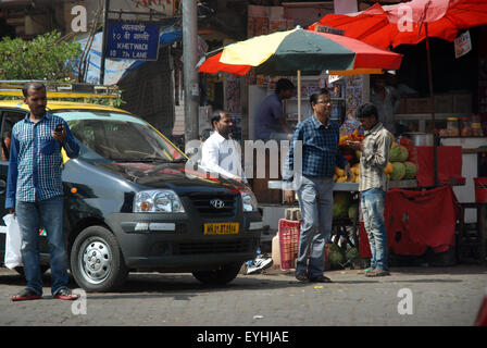 Il famoso nero e giallo taxi di Mumbai, India. Foto Stock