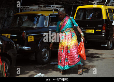 Il famoso nero e giallo taxi di Mumbai, India. Foto Stock