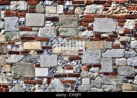 Un vecchio muro di mattoni e pietre di selce Foto Stock