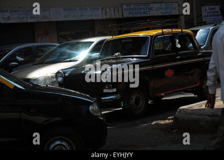 Il famoso nero e giallo taxi di Mumbai, India. Foto Stock