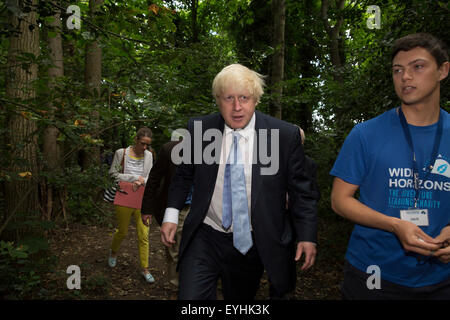 Shooters Hill, Londra, Regno Unito. Il 30 luglio, 2015. Sindaco di Londra Boris Johnson, visite new kids' Adventure Centre in Shooters Hill come Team Londra hits 100.000 volontari. Credito: Keith Larby/Alamy Live News Foto Stock