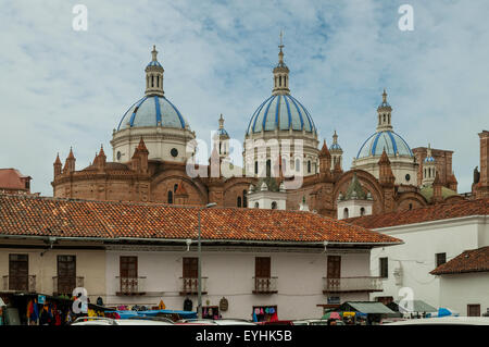 Le cupole della nuova Cattedrale di Cuenca, Ecuador Foto Stock