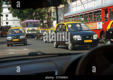 Il famoso nero e giallo taxi di Mumbai, India. Foto Stock