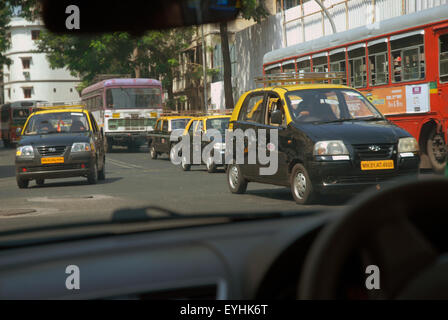 Il famoso nero e giallo taxi di Mumbai, India. Foto Stock