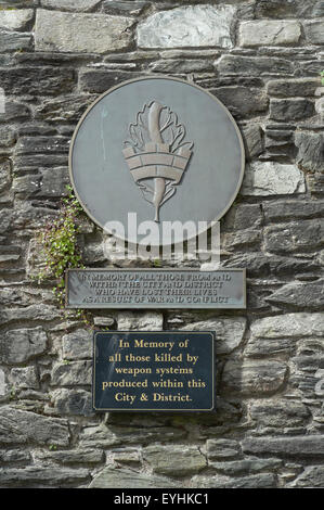 Placca a muro memorial sulle mura della città di coloro che sono morti in guerra e il conflitto in Derry Londonderry Irlanda del Nord Foto Stock