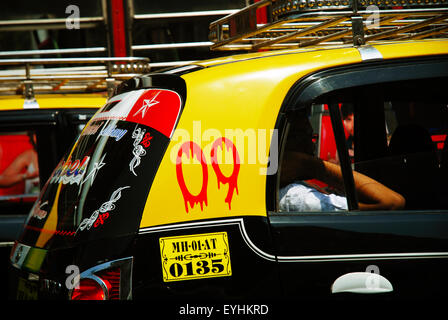 Nero e Giallo taxi, Mumbai, Maharashtra, India. Foto Stock