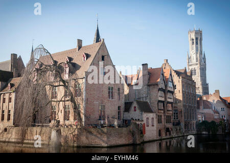 Campanile di Bruges torreggia su edifici in corrispondenza della giunzione del Groenerei e Dijver canali di Bruges, Belgio Foto Stock