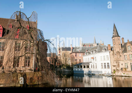 La giunzione del Groenerei e Dijver canali di Bruges, Belgio Foto Stock
