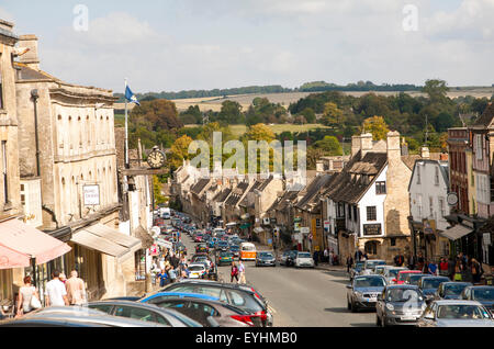 Honeypot Tourist Village street affollata con il traffico a Burford, Oxfordshire, England, Regno Unito Foto Stock