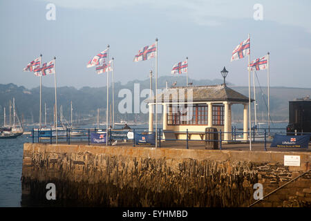 RNLI bandiere nella brezza sul Principe di Galles pier, Colchester, England, Regno Unito Foto Stock