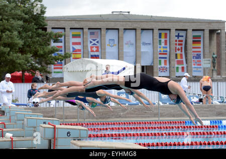 Berlino, Germania. Il 30 luglio, 2015. Gli atleti in azione durante le gare di nuoto del Parlamento Maccabi giochi al Parco Olimpico di Berlino, Germania, 30 luglio 2015. Circa 2.300 atleti ebraica da 38 paesi potranno competere nel XIV European Maccabi Games svoltasi presso il Parco Olimpico di Berlino sino al 05 agosto 2015. Settanta anni dopo l'olocausto, Germania ospita il Jewish evento sportivo per la prima volta. Foto: RAINER JENSEN/dpa/Alamy Live News Foto Stock