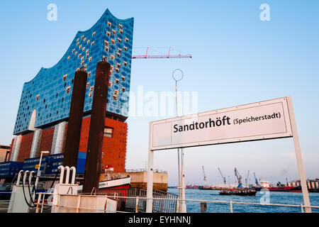 Elbe Philharmonic Hall nel quartiere HafenCity di Amburgo, Germania Foto Stock