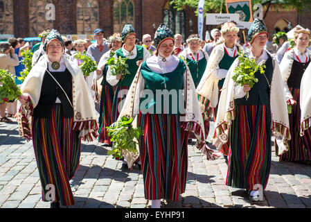 Persone in costumi nazionali a la Nazionale Lettone e canzone Dance Festival Foto Stock