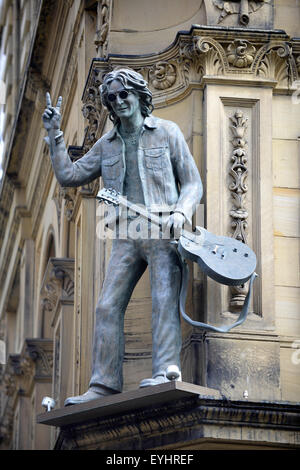 Statua di John Lennon sulla parte esterna della dura giornata di notte L'Hotel. La città di Liverpool, Gran Bretagna, Regno Unito Foto Stock