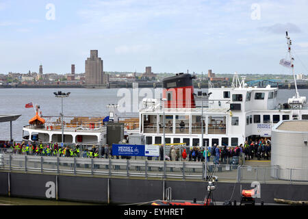 I passeggeri di salire a bordo del traghetto Mersey viaggio in barca, la città di Liverpool, Gran Bretagna, Regno Unito Foto Stock