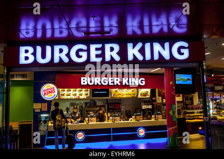 Burger King counter Logo sulla stazione ferroviaria principale di Praga, Repubblica Ceca, Europa Foto Stock