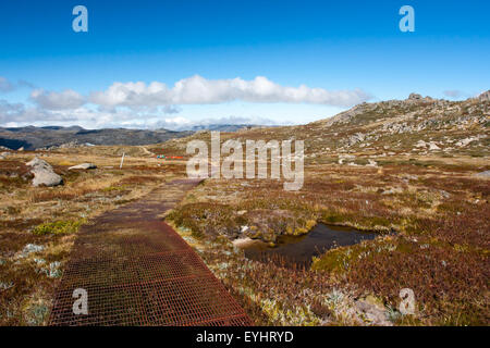 Una spettacolare vista su tutta la valle di Kosciuszko a piedi vicino al vertice di Thredo nelle montagne innevate, Nuovo Galles del Sud, Austr Foto Stock