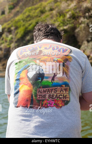 Uomo che indossa Ron Jon Surf Shop sempre alla t-shirt Beach a Porthclais, Pembrokeshire Coast National Park, Galles UK a maggio Foto Stock