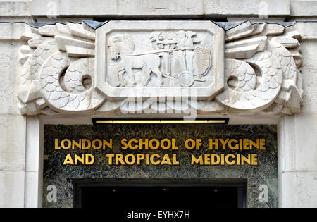 Londra, Inghilterra, Regno Unito. Scuola Londinese di Igiene e Medicina Tropicale - dettaglio sopra la porta principale su Bedford Square mostra Apollo Foto Stock