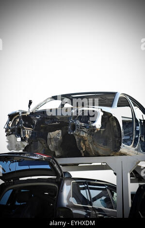 Foto vignettato di naufragare veicoli in un'auto junkyard Foto Stock