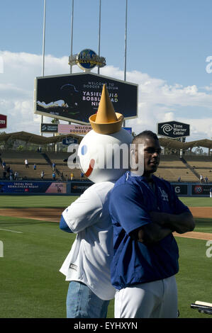 Los Angeles, CALIFORNIA, STATI UNITI D'AMERICA, STATI UNITI D'AMERICA. 29 Luglio, 2015. Yasiel Puig #66 del Los Angeles Dodgers possedere per una foto con Jack in the box mascott prima che il gioco con la Oakland atletica di Dodger Stadium il 29 luglio 2015 a Los Angeles, California.ARMANDO ARORIZO. © Armando Arorizo/Prensa Internacional/ZUMA filo/Alamy Live News Foto Stock