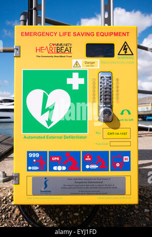 Defibrillatore vita di emergenza attrezzature di salvataggio sulla strada, UK. Foto Stock