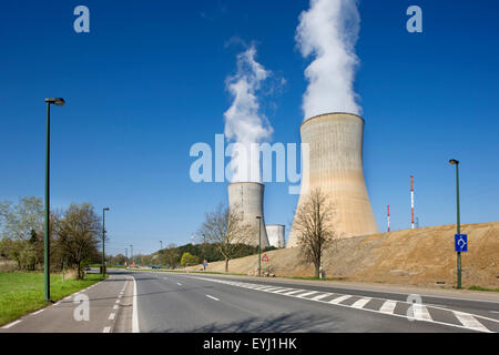 Torri di raffreddamento di Tihange centrale nucleare a Huy, Liege / Luik, Belgio Foto Stock