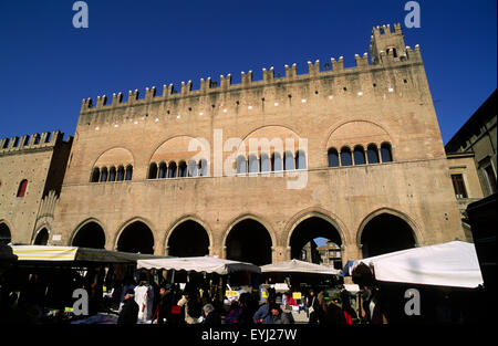 L'Italia, Emilia Romagna, Rimini, Piazza Cavour, il Palazzo dell'Arengo, mercato di domenica Foto Stock