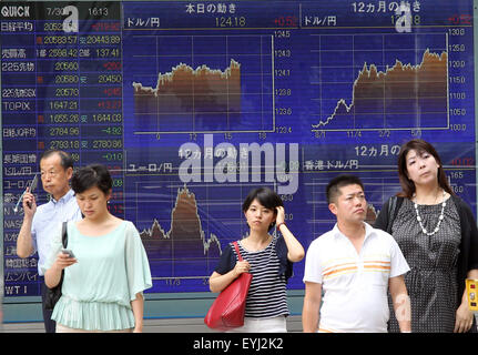 Tokyo, Giappone. Il 30 luglio, 2015. Le persone si alzano in piedi davanti al quadro elettrico la visualizzazione dello yen nei confronti di US$ sulla luglio 30, 2015 a Tokyo, Giappone Giappone il Nikkei Stock Average è salito a 20522 yen da 1.1 dove Stock cinese è sceso di nuovo. © Koichi Kamoshida Jana/press/ZUMA filo/filo di Zuma/Alamy Live News Foto Stock