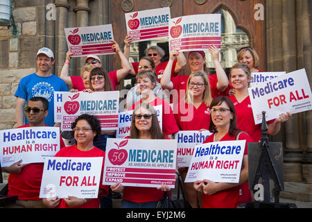 Detroit, Michigan, Stati Uniti d'America. Il 30 luglio, 2015. Gli infermieri, i membri dell'Unione, e pensionati rally per migliorare Medicare, come esse segnano il cinquantesimo anniversario del programma. Essi vogliono espandere Medicare per coprire tutti. Credito: Jim West/Alamy Live News Foto Stock