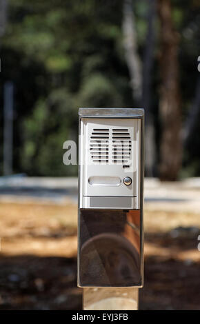 Dettaglio del sistema di sicurezza intercom, outdoor shot Foto Stock