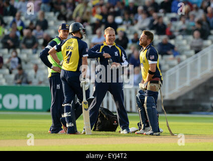 Warwickshire Bears battitore Brendon McCullum catturati con la sua giù i pantaloni dopo la ricezione di una consegna dolorosa sporting sport il dolore di pregiudizio Foto Stock