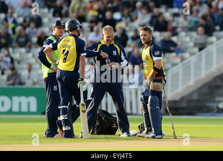 Warwickshire Bears battitore Brendon McCullum catturati con la sua giù i pantaloni dopo la ricezione di una consegna dolorosa sporting sport il dolore di pregiudizio Foto Stock