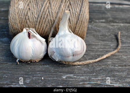 Aglio fresco e corda Foto Stock