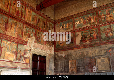 Italia, Roma, basilica di San Lorenzo fuori le Mura, portico, affreschi medievali, vita di San Lorenzo (XIII secolo) Foto Stock