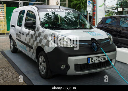 Berlino - Giugno 14, 2015: quadro elettrico van Renault Kangoo Z.E. Il classico giorni sul Kurfuerstendamm. Foto Stock