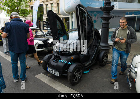 Berlino - Giugno 14, 2015: auto elettrica a due passeggeri del veicolo elettrico Renault Twizy Z.E. Il classico giorni sul Kurfuerstendamm. Foto Stock