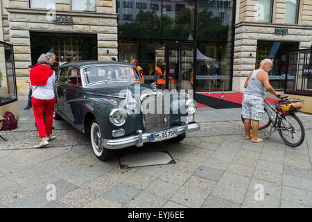 Berlino - Giugno 14, 2015: veicolo di lusso Mercedes-Benz 300d 'Adenauer' (W189), 1959. Il classico giorni sul Kurfuerstendamm. Foto Stock