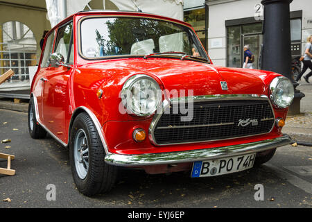 Berlino - Giugno 14, 2015: vettura compatta Innocenti Mini Cooper 1300. Il classico giorni sul Kurfuerstendamm. Foto Stock