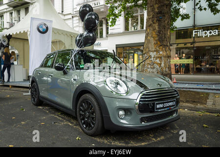 Berlino - Giugno 14, 2015: moderna macchina compatta Mini Cooper D. Il classico giorni sul Kurfuerstendamm. Foto Stock