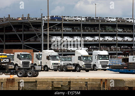 Carico di camion e automobili per esportare dal Regno Unito sulla banchina a Southampton Le automobili di lusso sono state confezionate per la protezione Foto Stock