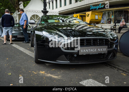 Berlino - Giugno 14, 2015: lusso auto sportive Aston Martin V8 Vantage N430 (dal 2015). Il classico giorni sul Kurfuerstendamm. Foto Stock