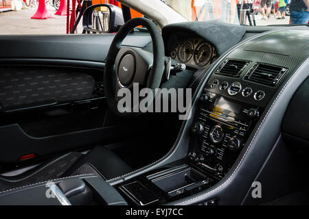 Cabina di un lusso auto sportive Aston Martin V8 Vantage N430 (dal 2015). Il classico giorni sul Kurfuerstendamm. Foto Stock