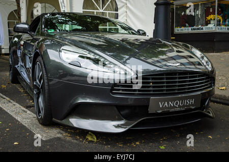 Berlino - Giugno 14, 2015: auto di lusso Aston Martin Vanquish (dal 2012). Il classico giorni sul Kurfuerstendamm. Foto Stock